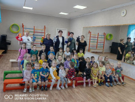 Кукольный спектакль "Как петушок друзей искал" Кукольный спектакль "Как петушок друзей искал".